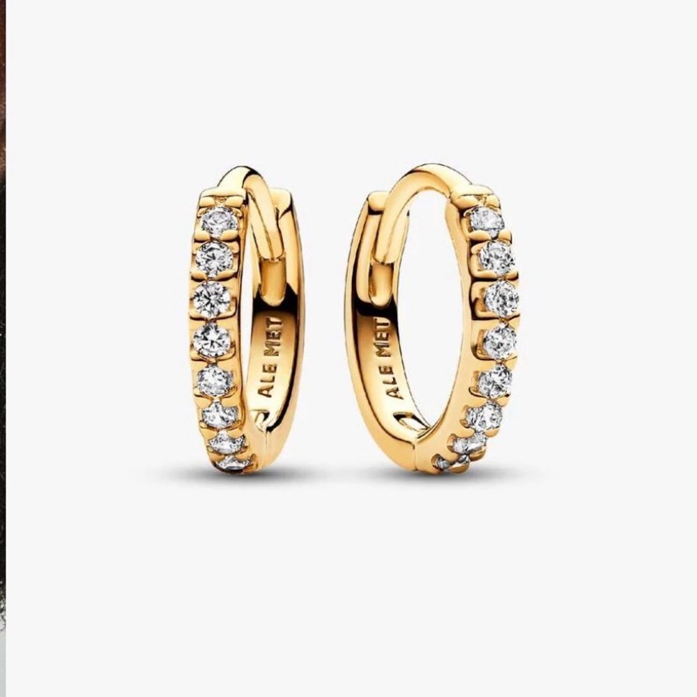Pandora Sparkling Huggie Hoop Earrings
14k Gold-plated unique metal blend